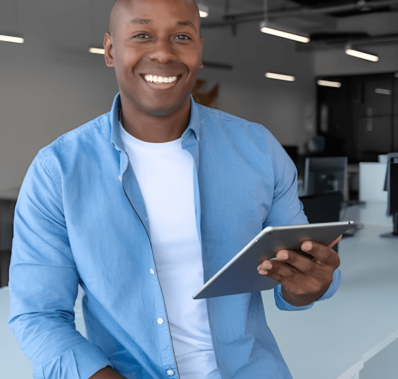 Rapaz sorrindo com tablet na mão